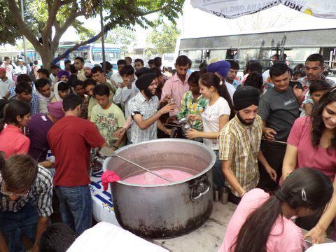 Tammana turns Pink- Chabeel 2012